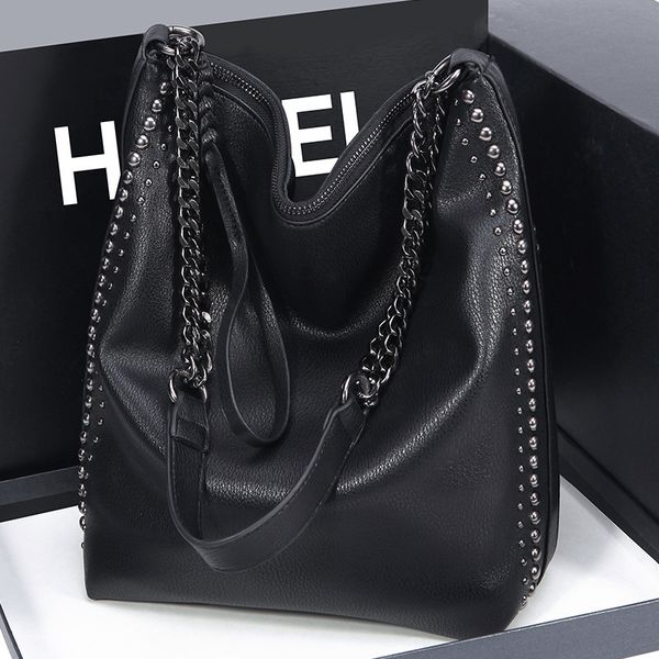 bag 2021 new women's black rivet decoration large capacity trend shoulder portable shopping bag, Black;red
bag 2021 new women's black rivet decoration large capacity trend shoulder portable shopping bag, Black;red
