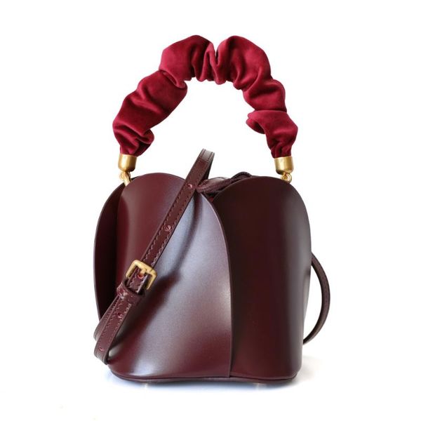 evening bags 2021 autumn and winter flower bucket bag cow leather custom niche design shoulder slung
evening bags 2021 autumn and winter flower bucket bag cow leather custom niche design shoulder slung