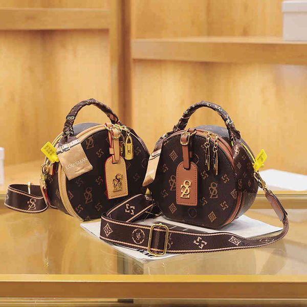 2022 factory wholesale bag female fashion small versatile simple brand printed round cake single shoulder diagonal cross bag
2022 factory wholesale bag female fashion small versatile simple brand printed round cake single shoulder diagonal cross bag