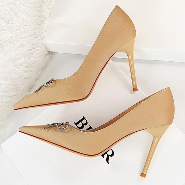 dress shoes 2021 women 10cm high heels butterfly bow pumps lady wedding bridal crystal prom fetish scarpins plus size 43, Black
dress shoes 2021 women 10cm high heels butterfly bow pumps lady wedding bridal crystal prom fetish scarpins plus size 43, Black