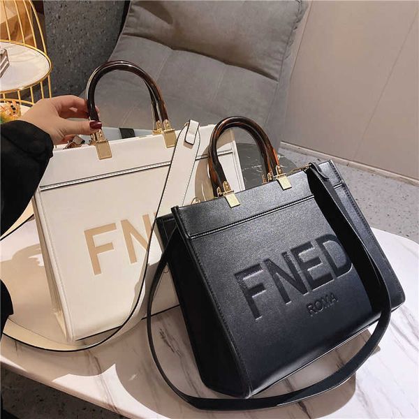 light luxury women's new fashion high-end single shoulder versatile large capacity portable retro simple messenger zlyluxury storage ba
light luxury women's new fashion high-end single shoulder versatile large capacity portable retro simple messenger zlyluxury storage ba