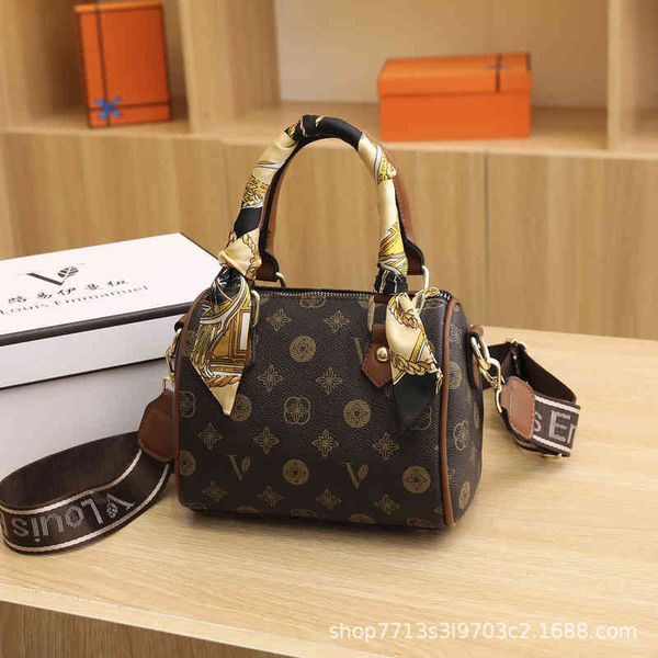 2022 factory wholesale new women's old pattern printed hand trend single shoulder diagonal span large capacity pillow bag
2022 factory wholesale new women's old pattern printed hand trend single shoulder diagonal span large capacity pillow bag