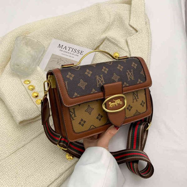 2022 factory wholesale explosion printed small square new texture broadband portable single shoulder diagonal bag
2022 factory wholesale explosion printed small square new texture broadband portable single shoulder diagonal bag
