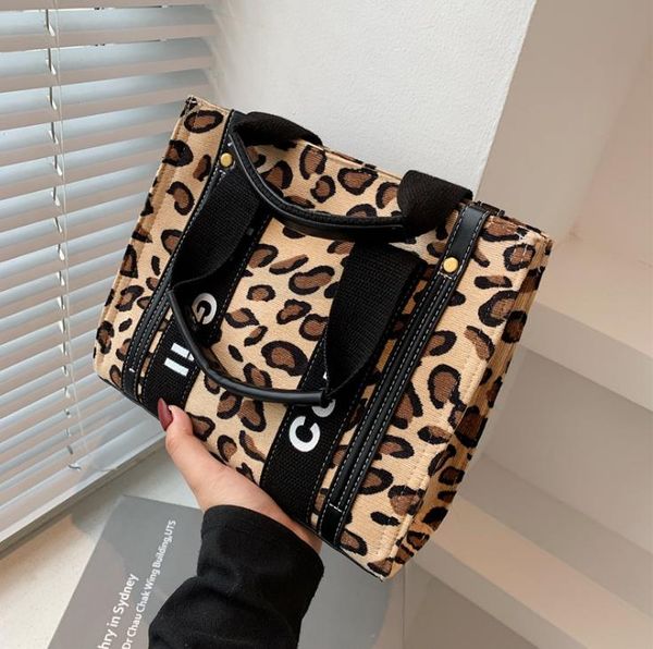 evening bags personalized design female autumn fashion shoulder bag leopard texture portable
evening bags personalized design female autumn fashion shoulder bag leopard texture portable