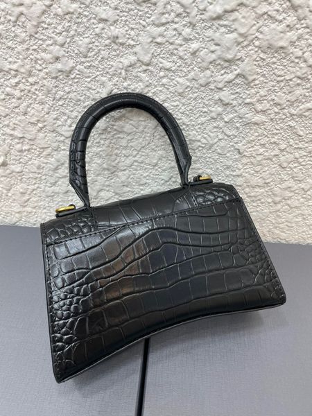luxury ladies handbag fashion casual crocodile grain leather classic designer shoulder female bag
luxury ladies handbag fashion casual crocodile grain leather classic designer shoulder female bag
