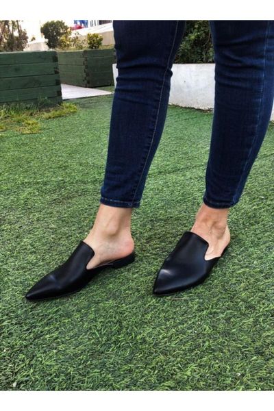 slippers black pointed toe 
slippers black pointed toe