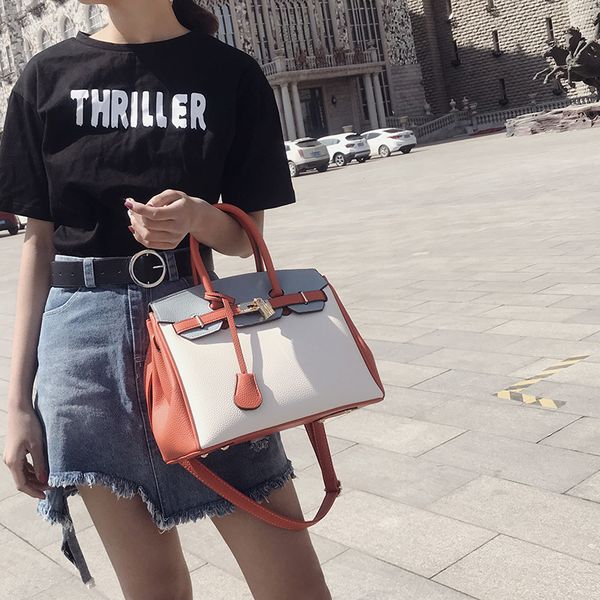 70% s new hand single shoulder messenger bag color matching capacity litchi pattern large bag
70% s new hand single shoulder messenger bag color matching capacity litchi pattern large bag