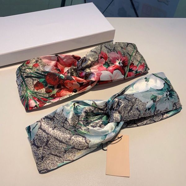 2021 designer cross hair band women's fashion elastic floral print silk girl turban headgear gift, Golden;white
2021 designer cross hair band women's fashion elastic floral print silk girl turban headgear gift, Golden;white