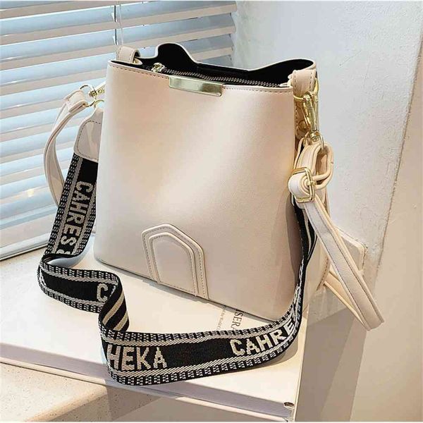 80% off outlet store this year's popular bag simple leisure women's new color contrast versatile wide shoulder strap bucket bag me, Black;red
80% off outlet store this year's popular bag simple leisure women's new color contrast versatile wide shoulder strap bucket bag me, Black;red