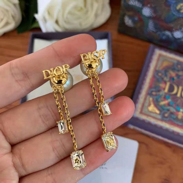 2021 d family letter pearl long stone ear nail fashion temperament earrings female 928 sier needle, Golden
2021 d family letter pearl long stone ear nail fashion temperament earrings female 928 sier needle, Golden
