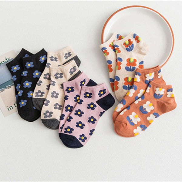 5 pairs set lovely flowers patterned cotton women socks summer fashion trendy leisure female ankle original sox, Black;white
5 pairs set lovely flowers patterned cotton women socks summer fashion trendy leisure female ankle original sox, Black;white
