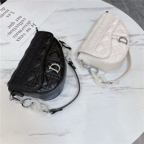 70% off design hand soft leather texture rhombic letter embroidery women's 2021 new pearl chain strap single shoulder slant span saddle, Red;black
70% off design hand soft leather texture rhombic letter embroidery women's 2021 new pearl chain strap single shoulder slant span saddle, Red;black