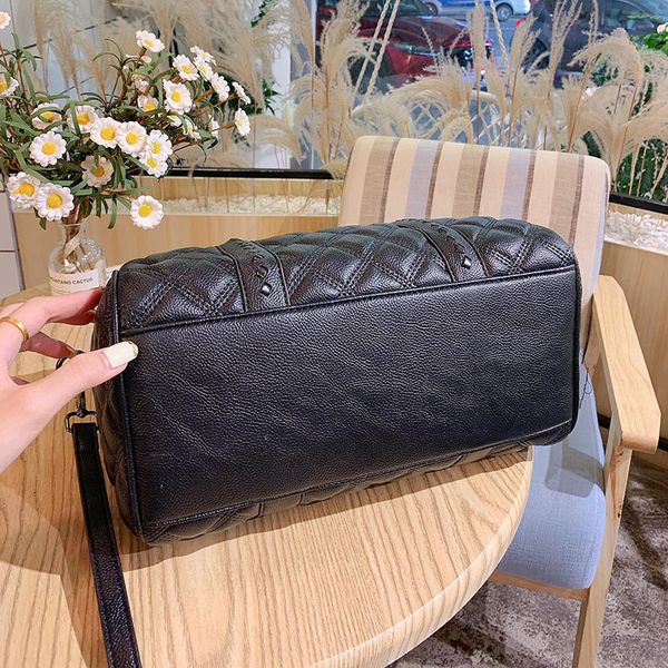 32c famous boston shoulder duffel bags double chian quilted large capacity duffle travel journey multifunctional package croosbod handbag
32c famous boston shoulder duffel bags double chian quilted large capacity duffle travel journey multifunctional package croosbod handbag