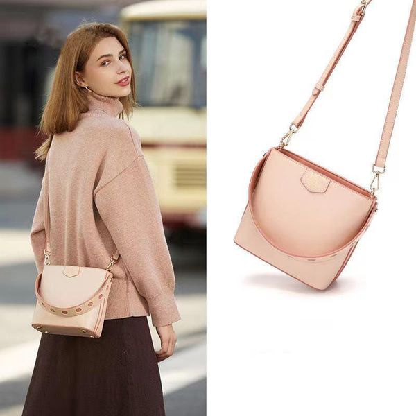 shoulder bags style fashion women bucket crossbody wide strap messager brand designer pu leather handbag
shoulder bags style fashion women bucket crossbody wide strap messager brand designer pu leather handbag