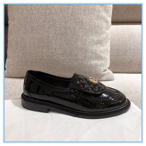 2021ss selling high-end women shoes fashion trend metal chain decoration wide flat delicate shoes white black real leather lady dress slip-o
2021ss selling high-end women shoes fashion trend metal chain decoration wide flat delicate shoes white black real leather lady dress slip-o