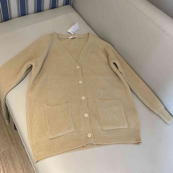 design clothing ce * 2021ss early autumn new warm v-neck double pocket loose and versatile long sleeved sweater cardigan coat, White;black
design clothing ce * 2021ss early autumn new warm v-neck double pocket loose and versatile long sleeved sweater cardigan coat, White;black