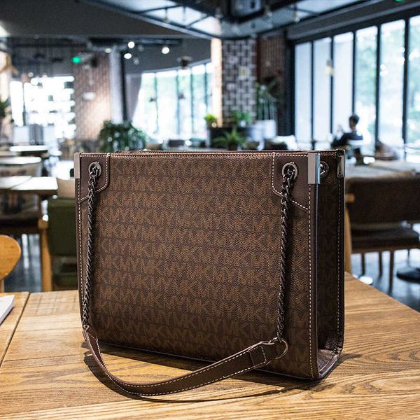 handbag women's large capacity tote bag 2021 fashion texture pvc hardware rivet single shoulder bag women
handbag women's large capacity tote bag 2021 fashion texture pvc hardware rivet single shoulder bag women