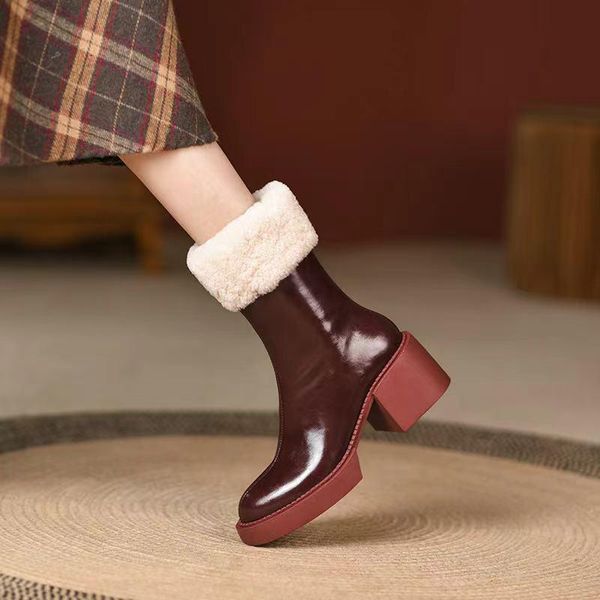 boots with a thick sole and high massive heel round spout, on artificial fur, Black
boots with a thick sole and high massive heel round spout, on artificial fur, Black