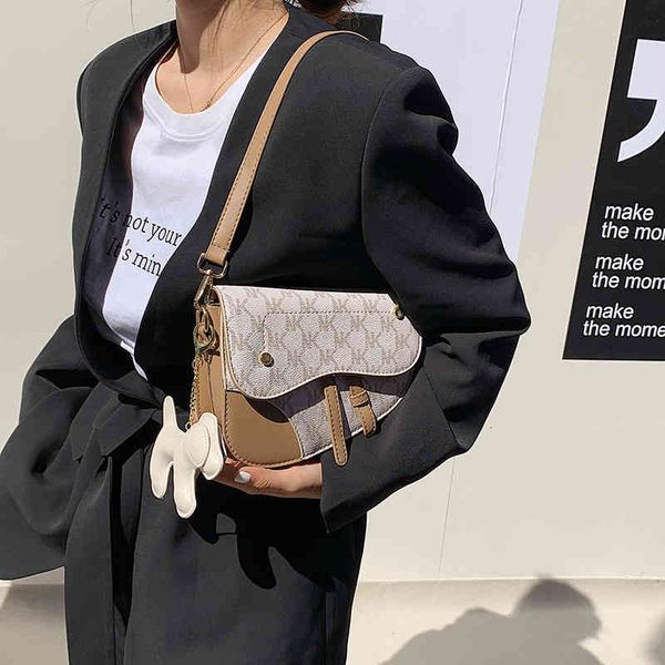 handbag bag female 2021 spring fashion letter printing hand saddle foreign style single shoulder messenger, Black;red
handbag bag female 2021 spring fashion letter printing hand saddle foreign style single shoulder messenger, Black;red