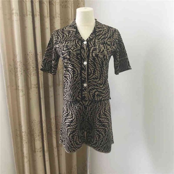 design clothing 21 summer new fashion ice irregular letter short sleeved knitted cardigan shorts two-piece set, White
design clothing 21 summer new fashion ice irregular letter short sleeved knitted cardigan shorts two-piece set, White