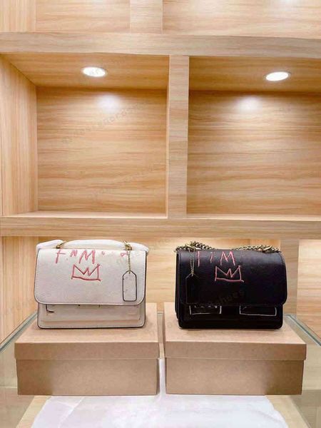 designer women's graffiti clamshell chain messenger bag organ box size 21*14cm
designer women's graffiti clamshell chain messenger bag organ box size 21*14cm