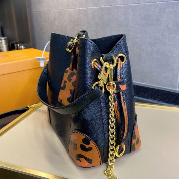 handbags drawstring bag designer bags leather high-capacity fashion brand evening party shopping casual occasions 3 colors with original box
handbags drawstring bag designer bags leather high-capacity fashion brand evening party shopping casual occasions 3 colors with original box
