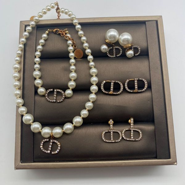 dijia / d's new cd inlaid with diamond letters, pearl necklace, bracelet, women's fashion earrings and earrings, Silver
dijia / d's new cd inlaid with diamond letters, pearl necklace, bracelet, women's fashion earrings and earrings, Silver