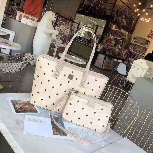 designer design classic shopping bag, pair of flower mother and son bag shopping bag, small bag used alone.
designer design classic shopping bag, pair of flower mother and son bag shopping bag, small bag used alone.
