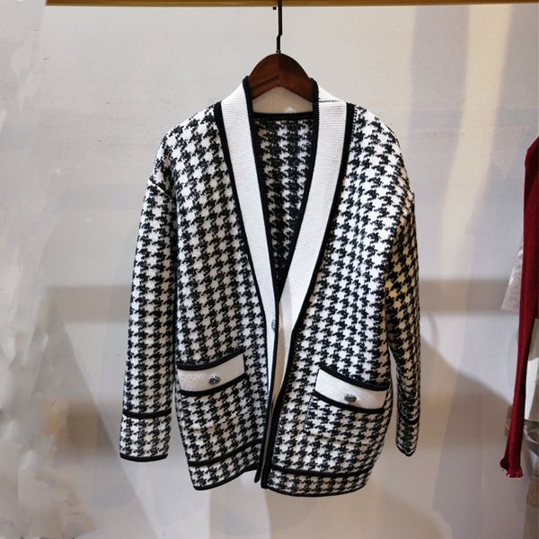 2021 milan style spring summer brand same style sweater print regular long sleeve white v new women clothes mingzhi, White;black
2021 milan style spring summer brand same style sweater print regular long sleeve white v new women clothes mingzhi, White;black