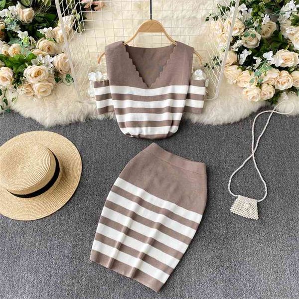 fashion casual women 2 piece outfits v-neck short sleeve crop + elastic high waist skirts sets summer knitted two set 210514, White
fashion casual women 2 piece outfits v-neck short sleeve crop + elastic high waist skirts sets summer knitted two set 210514, White