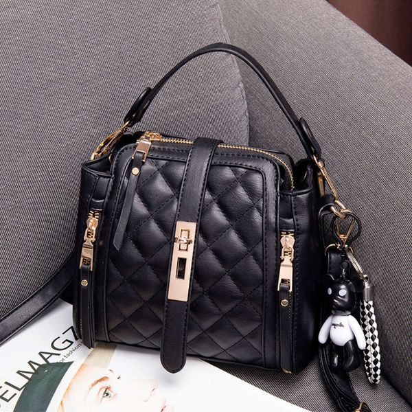 2021 small bag women's autumn and winter trendy korean version cross messenger portable bucket lingge buckle net red
2021 small bag women's autumn and winter trendy korean version cross messenger portable bucket lingge buckle net red