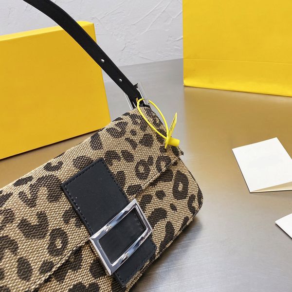 2021 classic f armpit shoulder bag handbag purse clutch messenger bags flip removable belt closed women fashion serpentine wallets size:25cm
2021 classic f armpit shoulder bag handbag purse clutch messenger bags flip removable belt closed women fashion serpentine wallets size:25cm