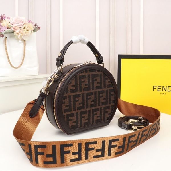 women luxurys designers the latest bag in 2021 star's same one shoulder messenger handbag and super a full of fashion sense
women luxurys designers the latest bag in 2021 star's same one shoulder messenger handbag and super a full of fashion sense