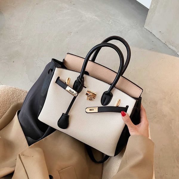 2020 new color matching bag fashion lychee pattern single shoulder women's hand fashion messenger bag
2020 new color matching bag fashion lychee pattern single shoulder women's hand fashion messenger bag