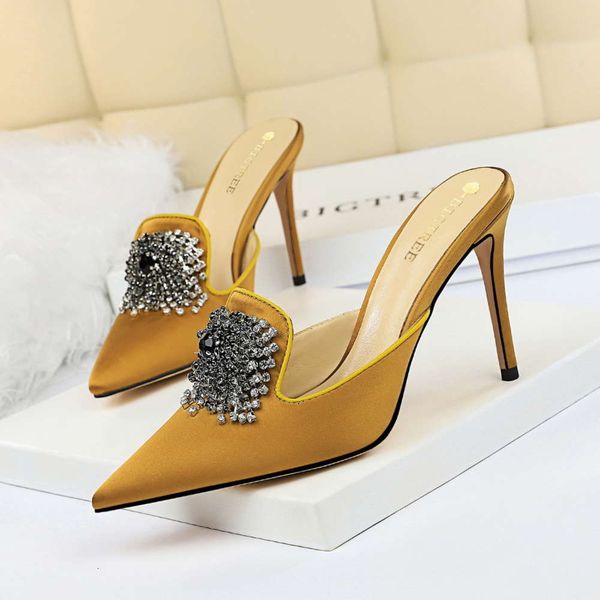 8313-1 and elegant banquet women's sho thin heel high pointed head satin covered mop water drill button slippers, Black
8313-1 and elegant banquet women's sho thin heel high pointed head satin covered mop water drill button slippers, Black