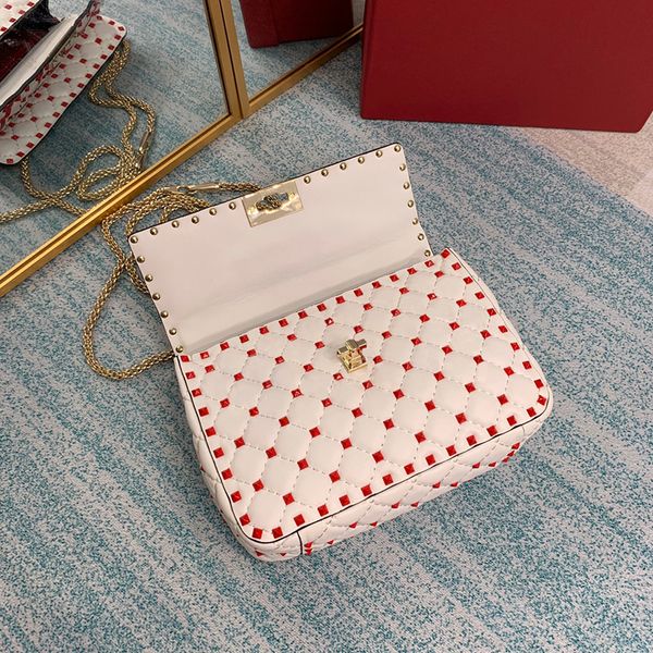 style made of imported lamb skin equipped with detachable handle slide buckle and removable tarot chain v0122 graceful bag
style made of imported lamb skin equipped with detachable handle slide buckle and removable tarot chain v0122 graceful bag