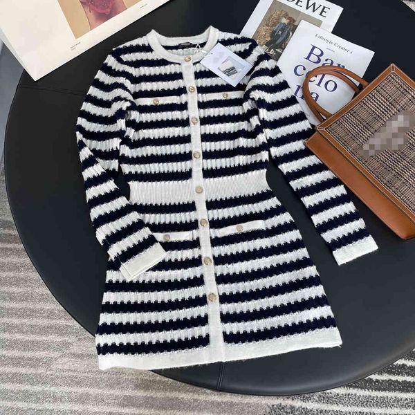 dress small fragrance, foreign style, navy blue stripe, high waist, elegant temperament, medium skirt, fashionable cashmere cardigan, knitte, White;black
dress small fragrance, foreign style, navy blue stripe, high waist, elegant temperament, medium skirt, fashionable cashmere cardigan, knitte, White;black