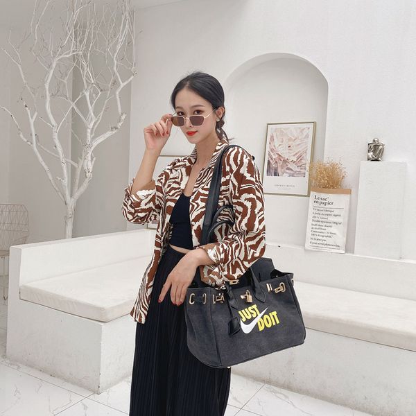 fashion brand spoof graffiti canvas women 2021 new high capacity armpit shoulder tote bag 
fashion brand spoof graffiti canvas women 2021 new high capacity armpit shoulder tote bag