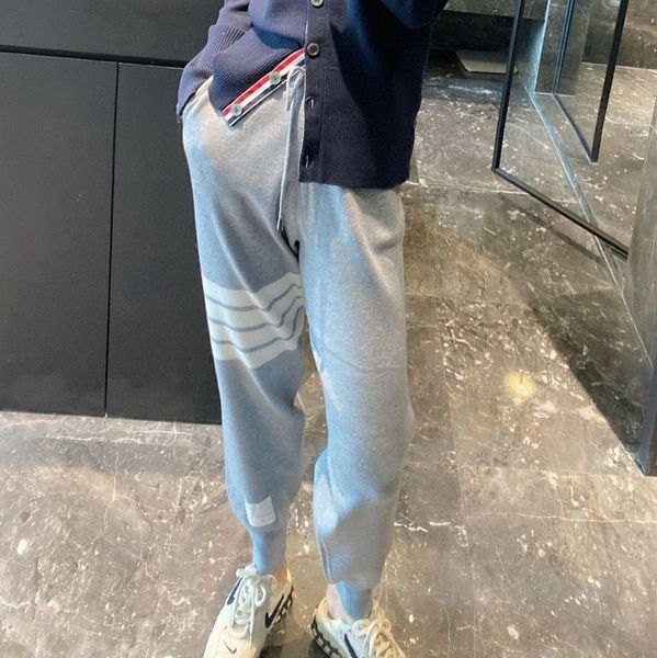 2021 autumn and winter new tb sports loose leg knit casual wool guard pants women's fashion four bar stripe, Black;white
2021 autumn and winter new tb sports loose leg knit casual wool guard pants women's fashion four bar stripe, Black;white