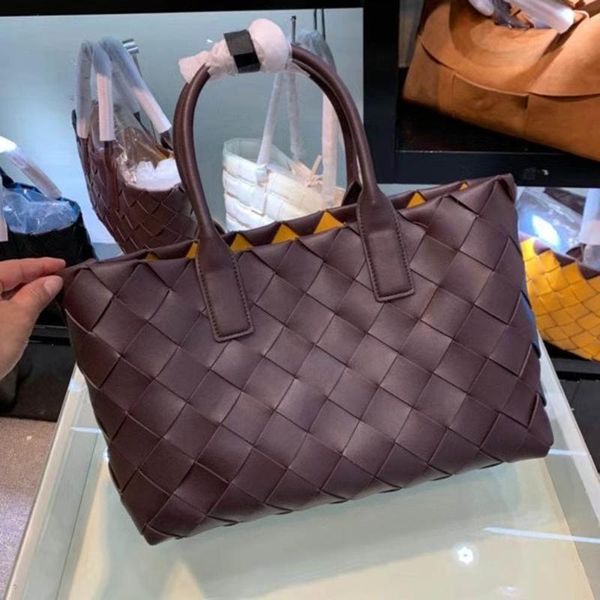 fashion luxury big capacity handbags women bags knit genuine leather shoulder messenger female bag woven purses duffel
fashion luxury big capacity handbags women bags knit genuine leather shoulder messenger female bag woven purses duffel