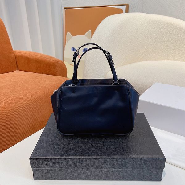 2022 designer silk fabric shoulder bag high-end hardware handbag large capacity commuter party luxury wallet women versatile mul
2022 designer silk fabric shoulder bag high-end hardware handbag large capacity commuter party luxury wallet women versatile mul