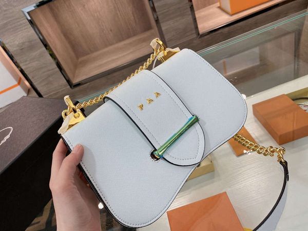 2021 shoulder bag white fashion buckle metal chain shoulder strap leisure travel versatile style high-end temperament large capacity
2021 shoulder bag white fashion buckle metal chain shoulder strap leisure travel versatile style high-end temperament large capacity
