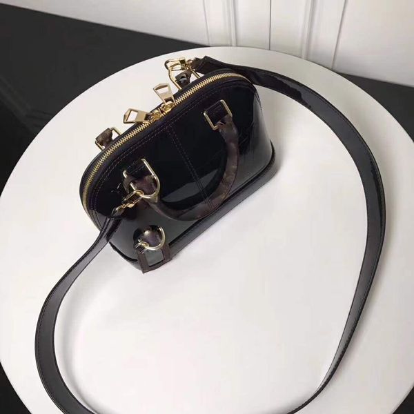 takashi ladies luxury brand handbag 2021 high-end fashion bags colors to choose from, a versatile bag size: medium 20cm small 15cm handbags
takashi ladies luxury brand handbag 2021 high-end fashion bags colors to choose from, a versatile bag size: medium 20cm small 15cm handbags