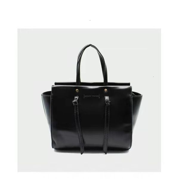 2021 spring new fashion messenger single shoulder high-capacity briefcase portable tote bag
2021 spring new fashion messenger single shoulder high-capacity briefcase portable tote bag