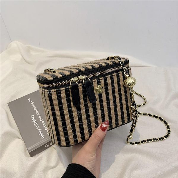 evening bags personalized luxury woven handbag 2021 design fashion chain one shoulder messenger bag net red square box bucket
evening bags personalized luxury woven handbag 2021 design fashion chain one shoulder messenger bag net red square box bucket