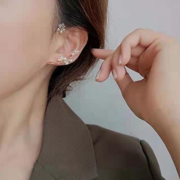 personalized pearl earrings with no ear holes and simple small flowers, Golden;silver
personalized pearl earrings with no ear holes and simple small flowers, Golden;silver