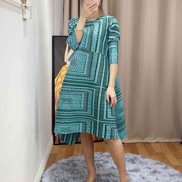 dress miyake fold baroclinic plait lattice sashes print three quarter, Black;gray
dress miyake fold baroclinic plait lattice sashes print three quarter, Black;gray