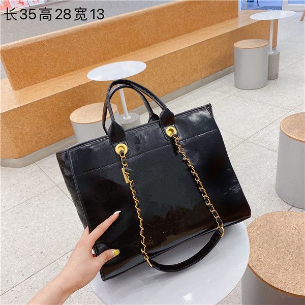 2021 designer fashion handbag ladies tote shopping bag outdoor travel luxury designer classic totes brand composite pu large capacity single
2021 designer fashion handbag ladies tote shopping bag outdoor travel luxury designer classic totes brand composite pu large capacity single