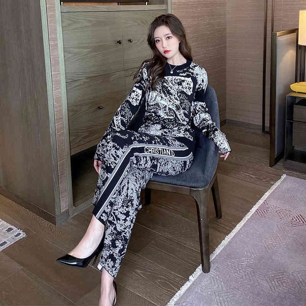 design clothing casual suit women's 2021 autumn new slim sketch small fragrance knitted pants two-piece set, White
design clothing casual suit women's 2021 autumn new slim sketch small fragrance knitted pants two-piece set, White