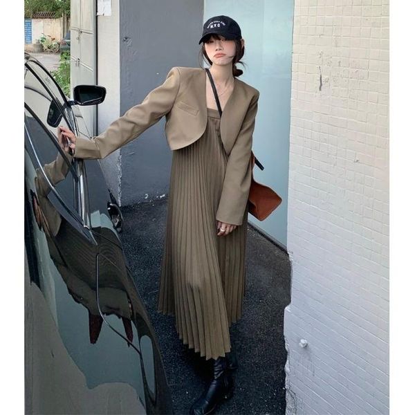 women's trench coats 2021autumn western style leisure fashion suit short coat pleated dress two-piece set, Tan;black
women's trench coats 2021autumn western style leisure fashion suit short coat pleated dress two-piece set, Tan;black